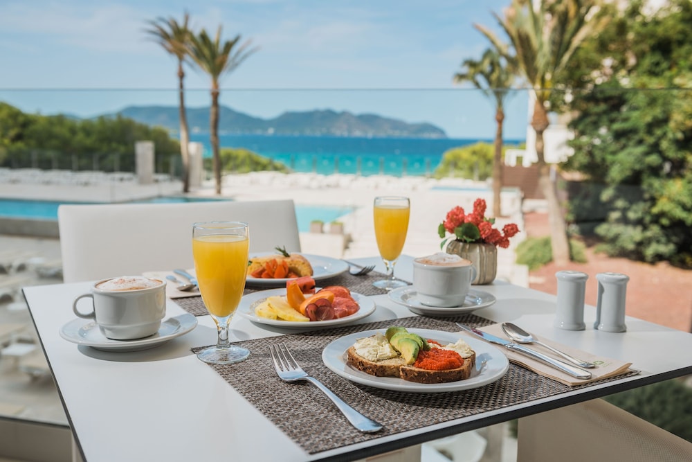 Iberostar Waves Cala Millor -Adults Only — Restaurant & bars in Cala Millor, Balearic Islands