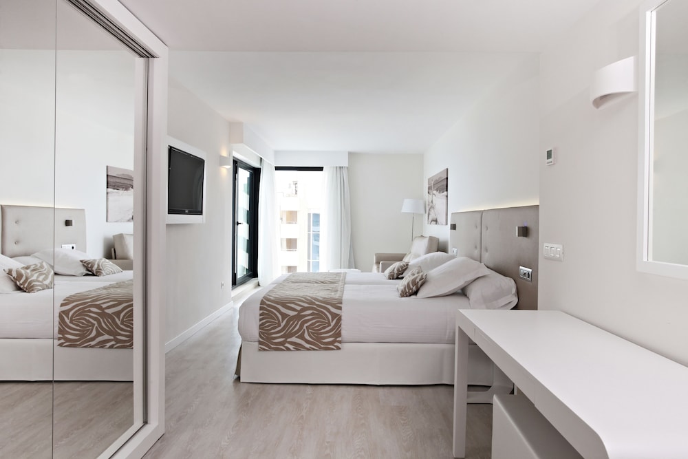 Iberostar Waves Cala Millor -Adults Only — Hotel rooms in Cala Millor, Balearic Islands