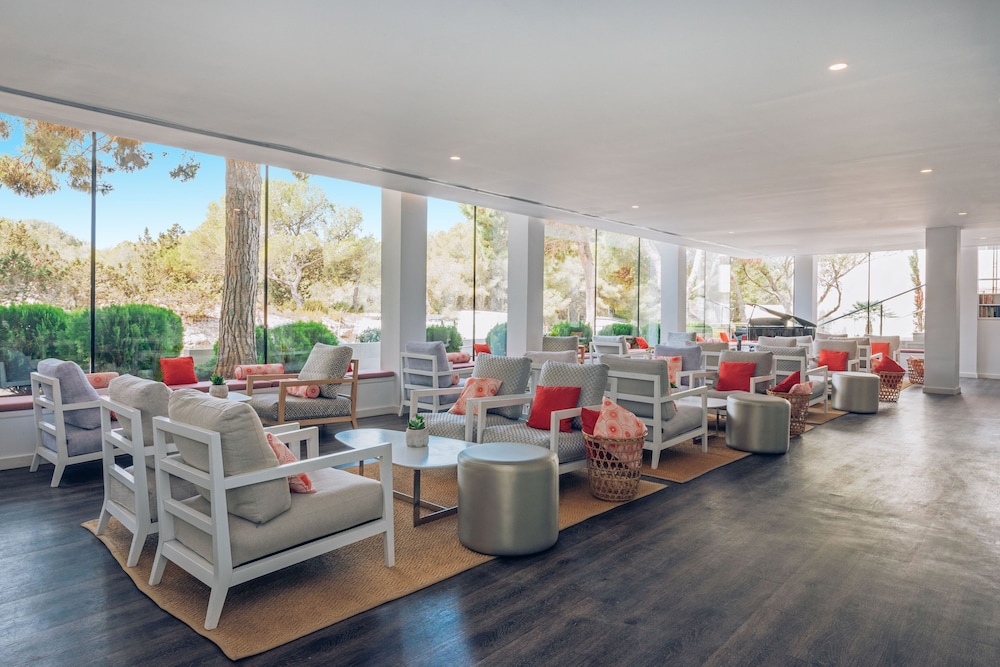 Iberostar Waves Cala Millor -Adults Only — Hotel building in Cala Millor, Balearic Islands