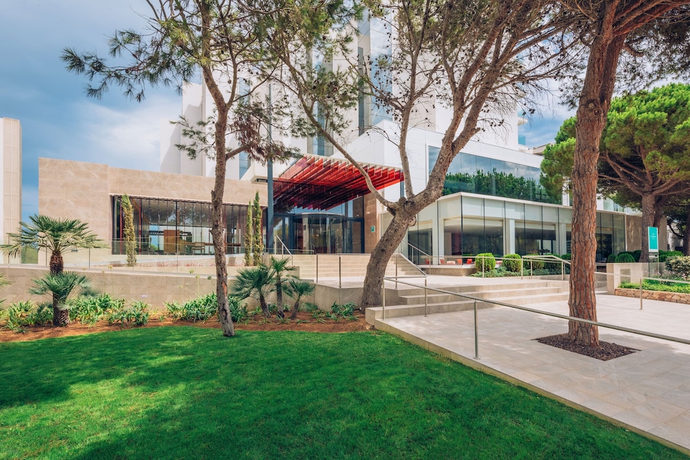 Iberostar Waves Cala Millor -Adults Only — Hotel building in Cala Millor, Balearic Islands