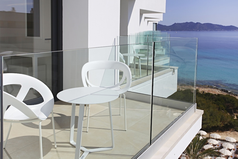 Iberostar Waves Cala Millor -Adults Only — Hotel building in Cala Millor, Balearic Islands