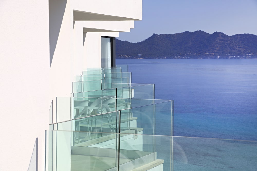 Iberostar Waves Cala Millor -Adults Only — Hotel building in Cala Millor, Balearic Islands