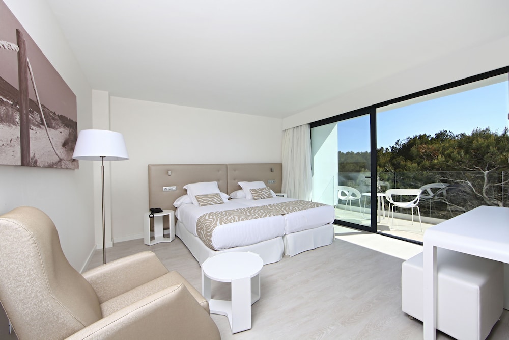 Iberostar Waves Cala Millor -Adults Only — Hotel rooms in Cala Millor, Balearic Islands