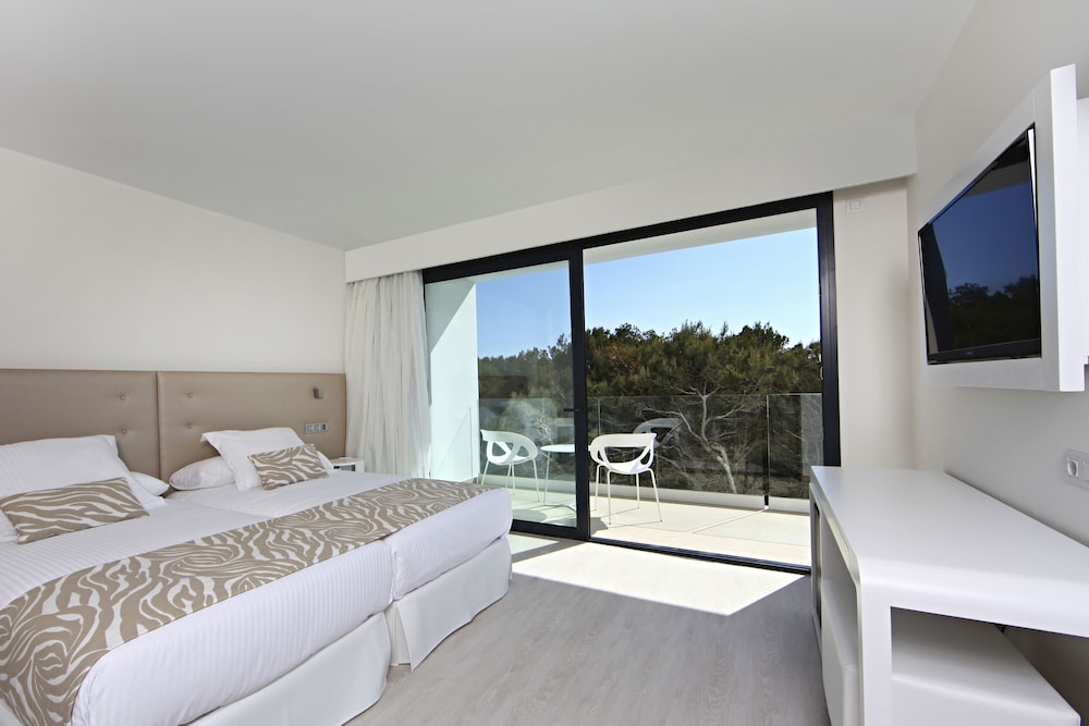 Iberostar Waves Cala Millor -Adults Only — Hotel rooms in Cala Millor, Balearic Islands