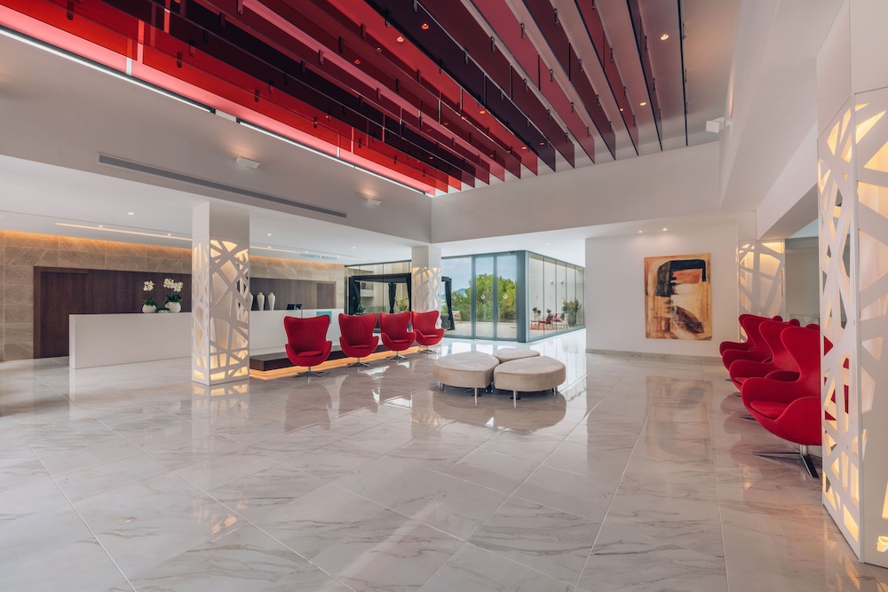 Iberostar Waves Cala Millor -Adults Only — Hotel building in Cala Millor, Balearic Islands