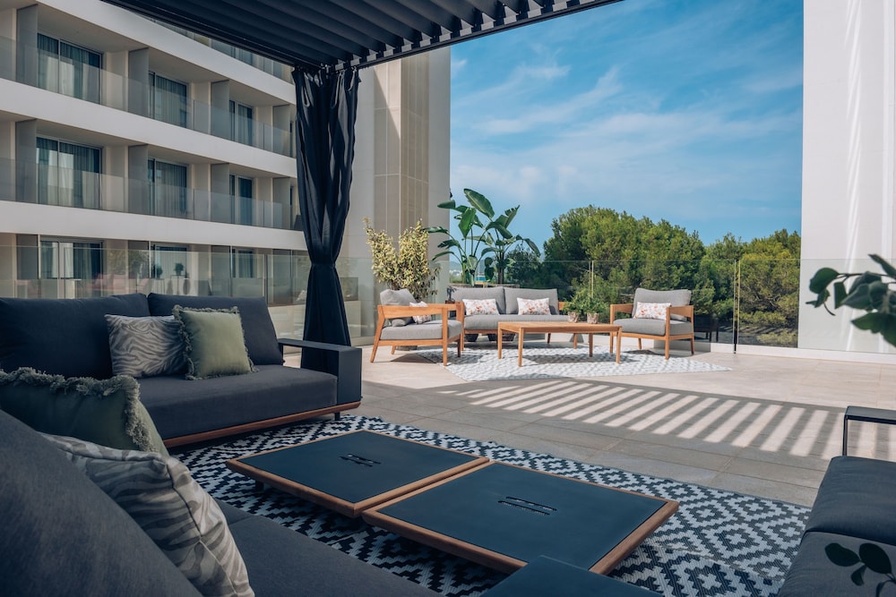 Iberostar Waves Cala Millor -Adults Only — Hotel building in Cala Millor, Balearic Islands