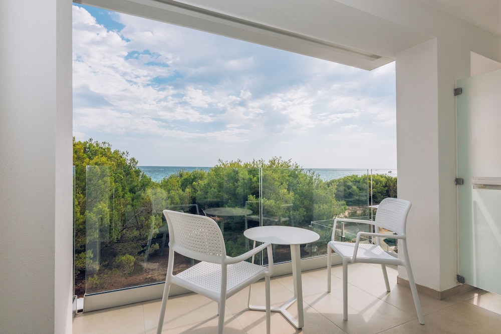 Iberostar Waves Cala Millor -Adults Only — Hotel rooms in Cala Millor, Balearic Islands