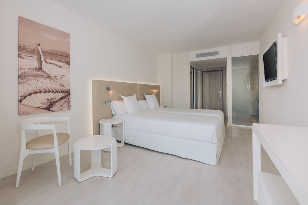 Iberostar Waves Cala Millor -Adults Only — Hotel rooms in Cala Millor, Balearic Islands