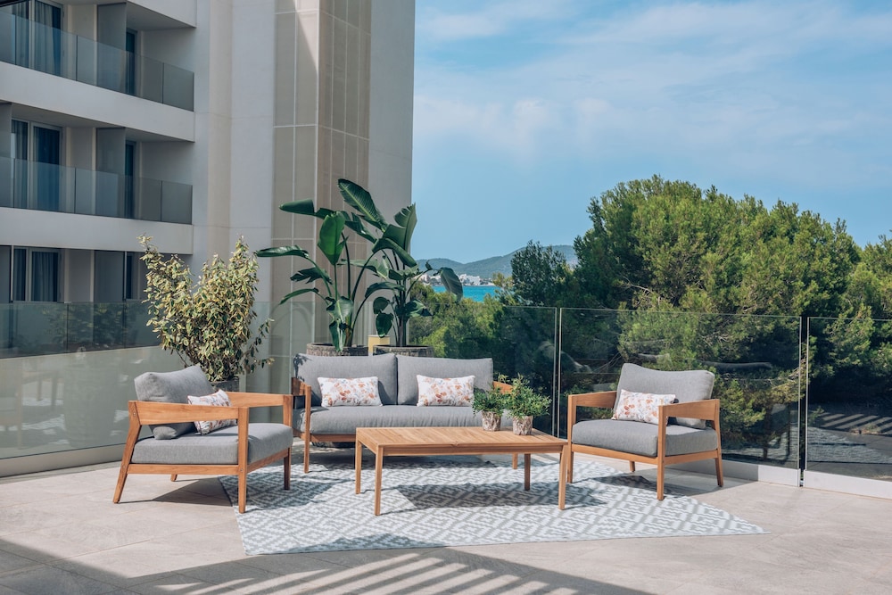 Iberostar Waves Cala Millor -Adults Only — Hotel building in Cala Millor, Balearic Islands