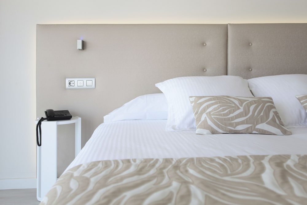 Iberostar Waves Cala Millor -Adults Only — Hotel rooms in Cala Millor, Balearic Islands