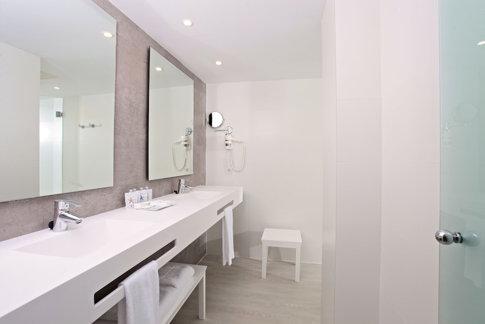 Iberostar Waves Cala Millor -Adults Only — Hotel rooms in Cala Millor, Balearic Islands