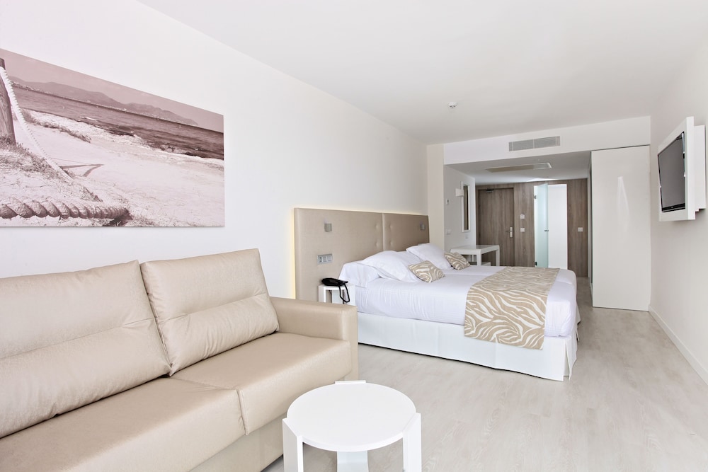 Iberostar Waves Cala Millor -Adults Only — Hotel rooms in Cala Millor, Balearic Islands