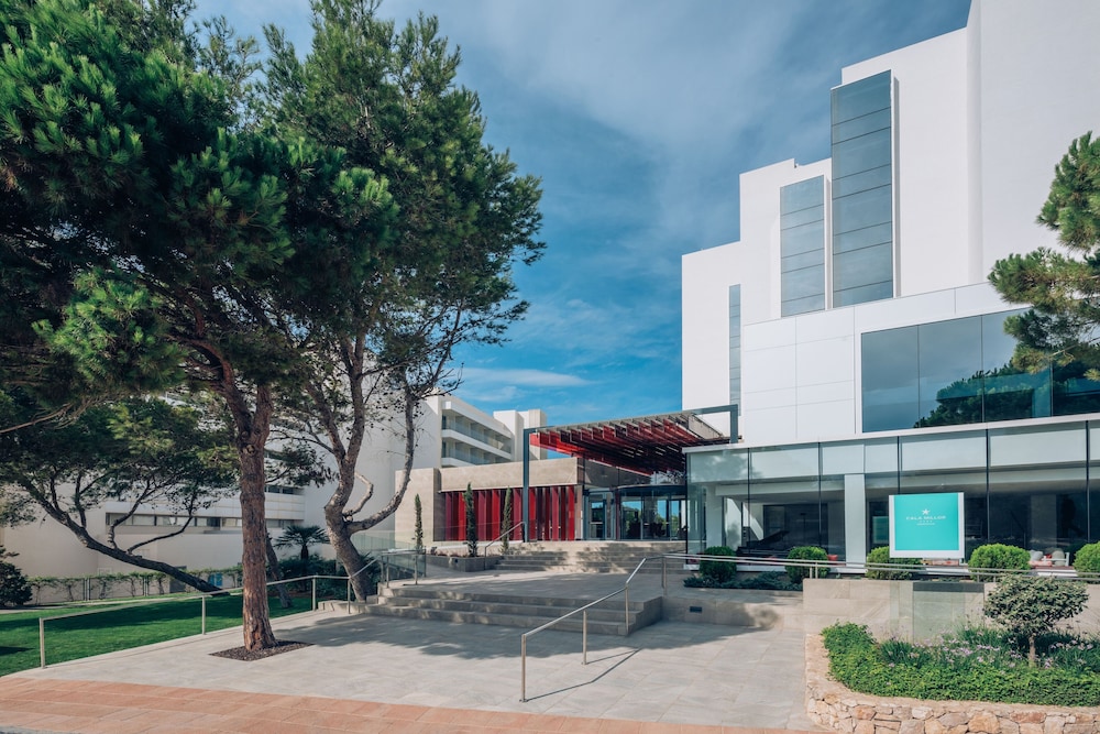 Iberostar Waves Cala Millor -Adults Only — Hotel building in Cala Millor, Balearic Islands