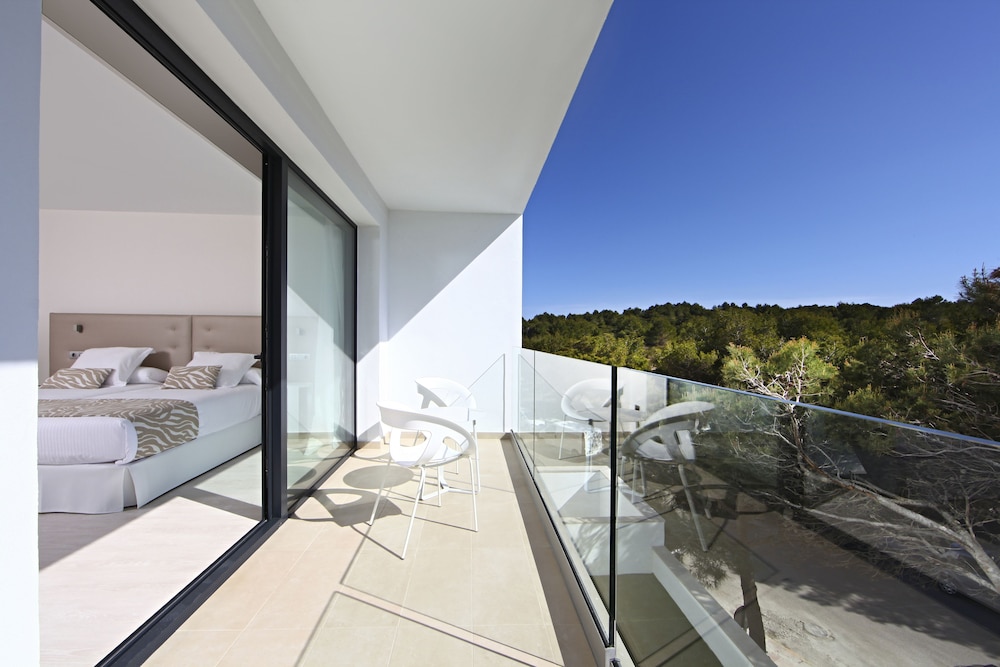 Iberostar Waves Cala Millor -Adults Only — Hotel rooms in Cala Millor, Balearic Islands