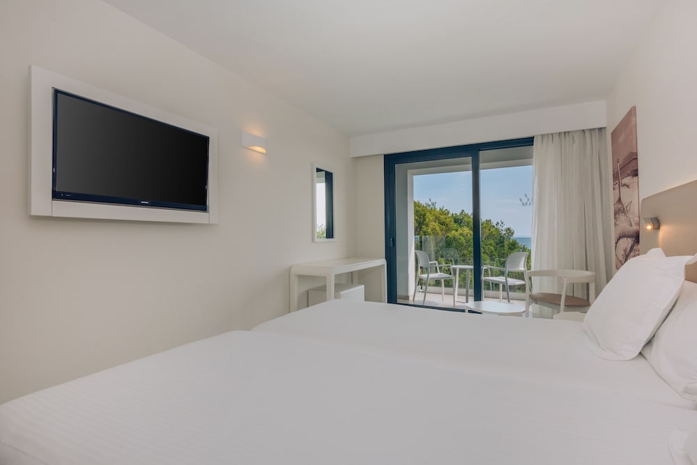 Iberostar Waves Cala Millor -Adults Only — Hotel rooms in Cala Millor, Balearic Islands