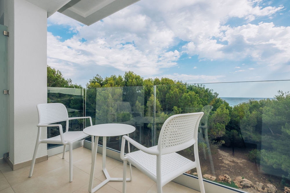 Iberostar Waves Cala Millor -Adults Only — Hotel rooms in Cala Millor, Balearic Islands