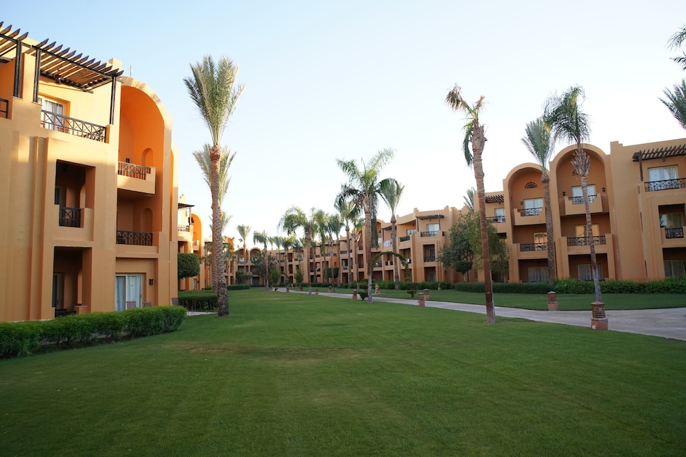 Stella Beach Resort Makadi Bay-24 HRS All Inclusive — Hotel building in Makadi Bay, Red Sea