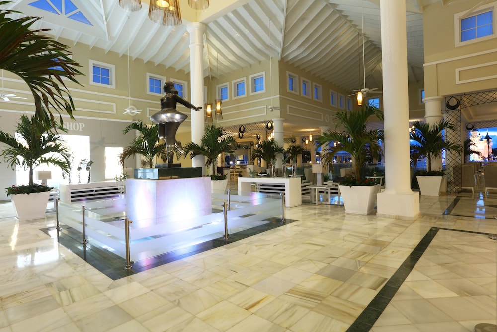 Bahia Principe Explore Legend - Hyatt Inclusive Collection - All Inclusive — Hotel building in Bavaro, La Altagracia