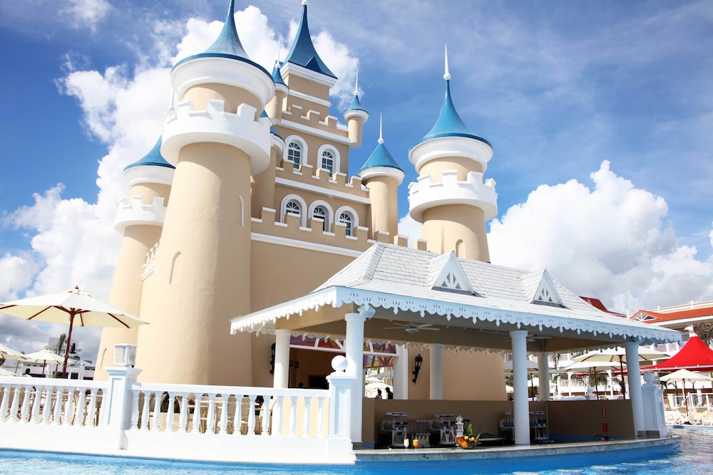 Bahia Principe Explore Legend - Hyatt Inclusive Collection - All Inclusive — Hotel building in Bavaro, La Altagracia