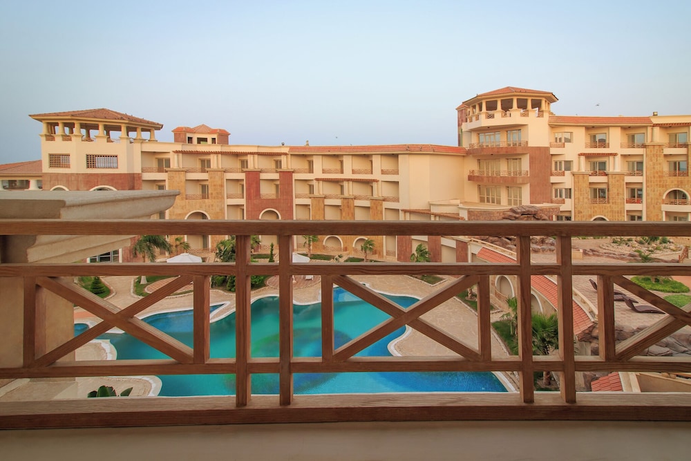 Royal Beach Serviced Apartments — Hotel building in Hurghada, Red Sea