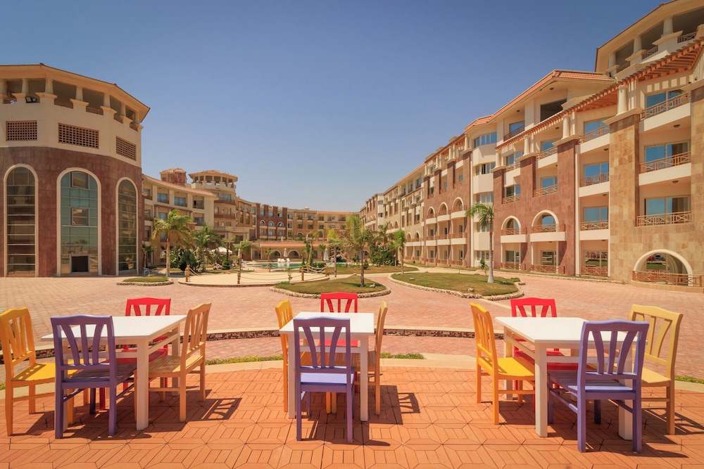 Royal Beach Serviced Apartments — Hotel building in Hurghada, Red Sea