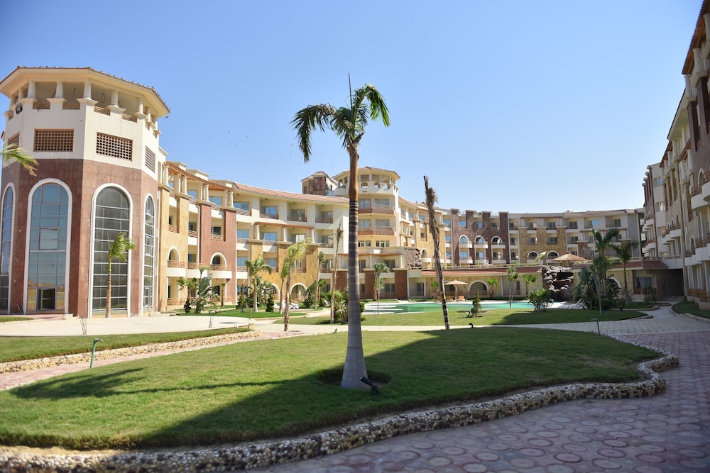 Royal Beach Serviced Apartments — Hotel building in Hurghada, Red Sea