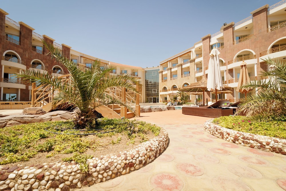 Royal Beach Serviced Apartments — Hotel building in Hurghada, Red Sea
