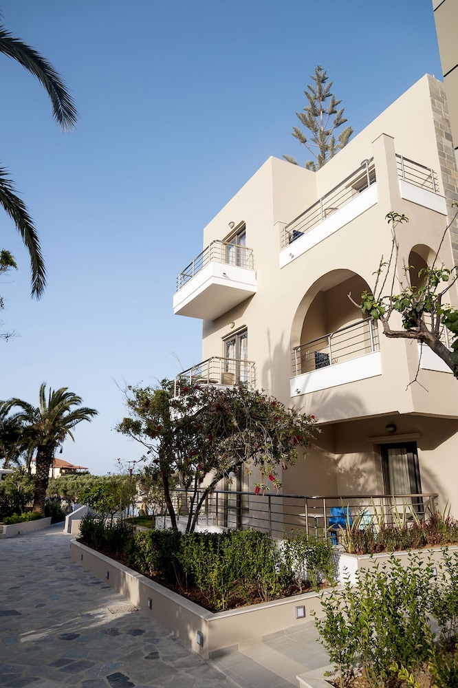Porto Platanias Village — Hotel building in Platanias