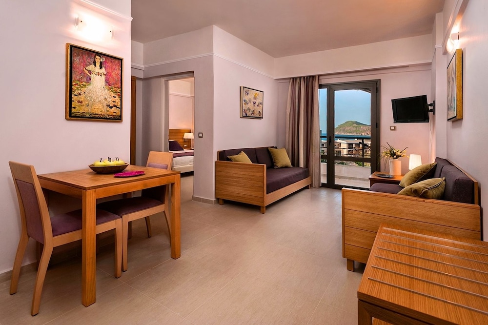 Porto Platanias Village — Hotel rooms in Platanias
