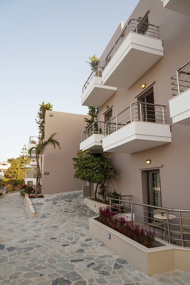 Porto Platanias Village — Hotel building in Platanias