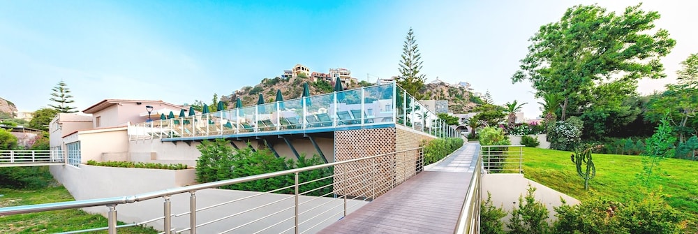 Porto Platanias Village — Hotel building in Platanias