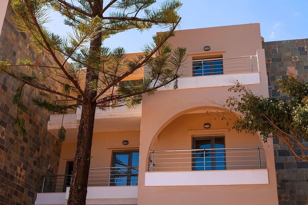 Porto Platanias Village — Hotel building in Platanias