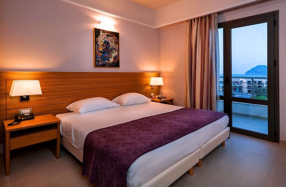 Porto Platanias Village — Hotel rooms in Platanias