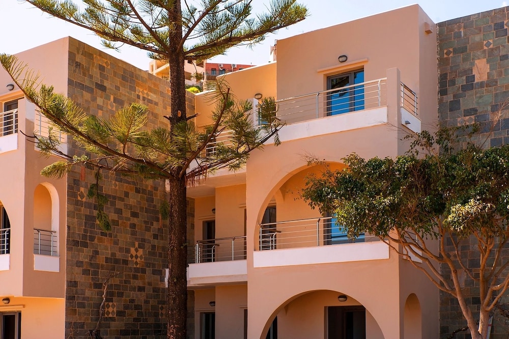 Porto Platanias Village — Hotel building in Platanias