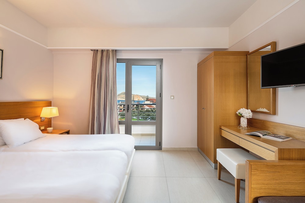 Porto Platanias Village — Hotel rooms in Platanias