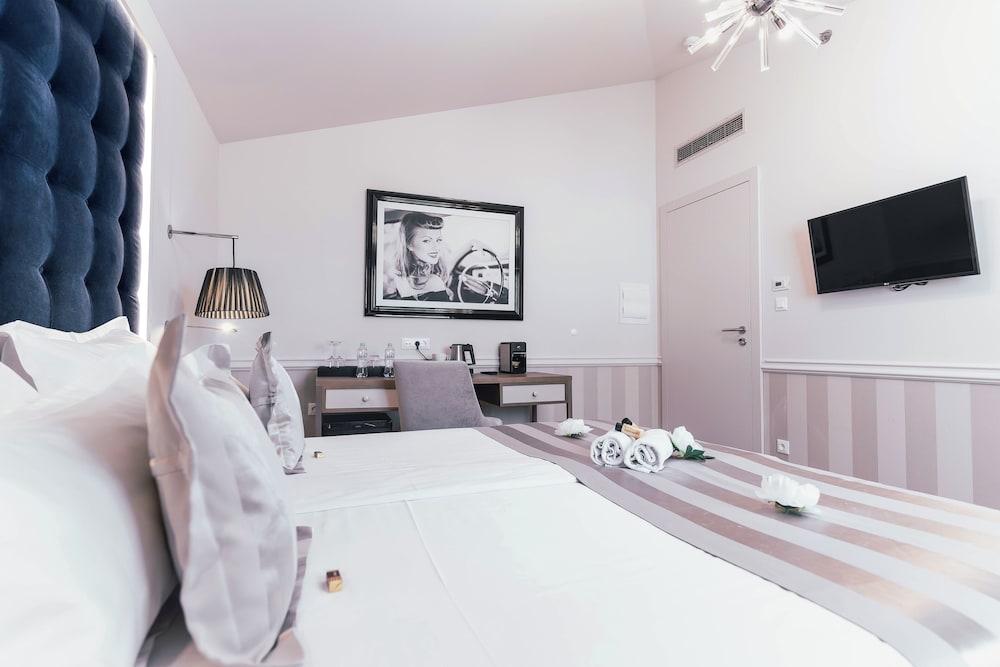 Grand Hotel Slavia — Hotel rooms in Baška Voda, Split-Dalmatia