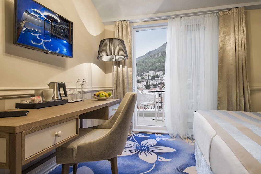 Grand Hotel Slavia — Hotel rooms in Baška Voda, Split-Dalmatia
