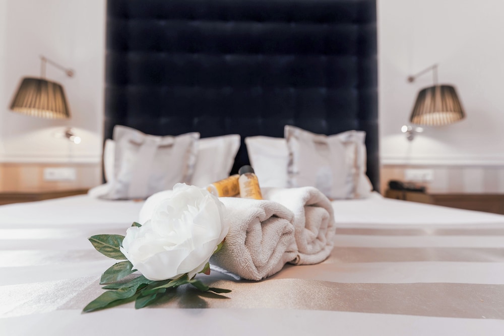 Grand Hotel Slavia — Hotel rooms in Baška Voda, Split-Dalmatia