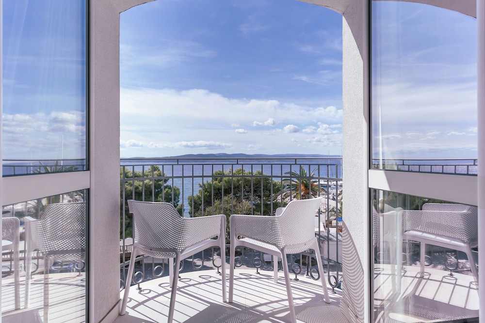 Grand Hotel Slavia — Hotel rooms in Baška Voda, Split-Dalmatia