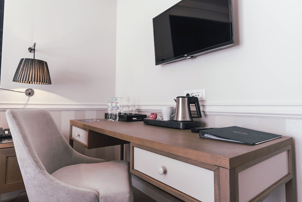 Grand Hotel Slavia — Hotel rooms in Baška Voda, Split-Dalmatia