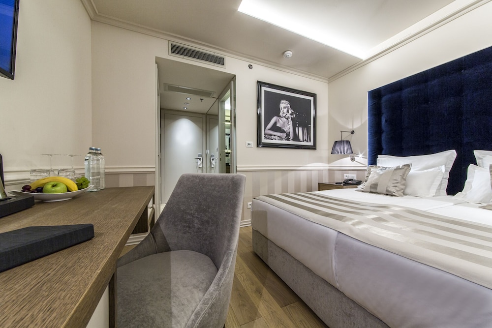 Grand Hotel Slavia — Hotel rooms in Baška Voda, Split-Dalmatia