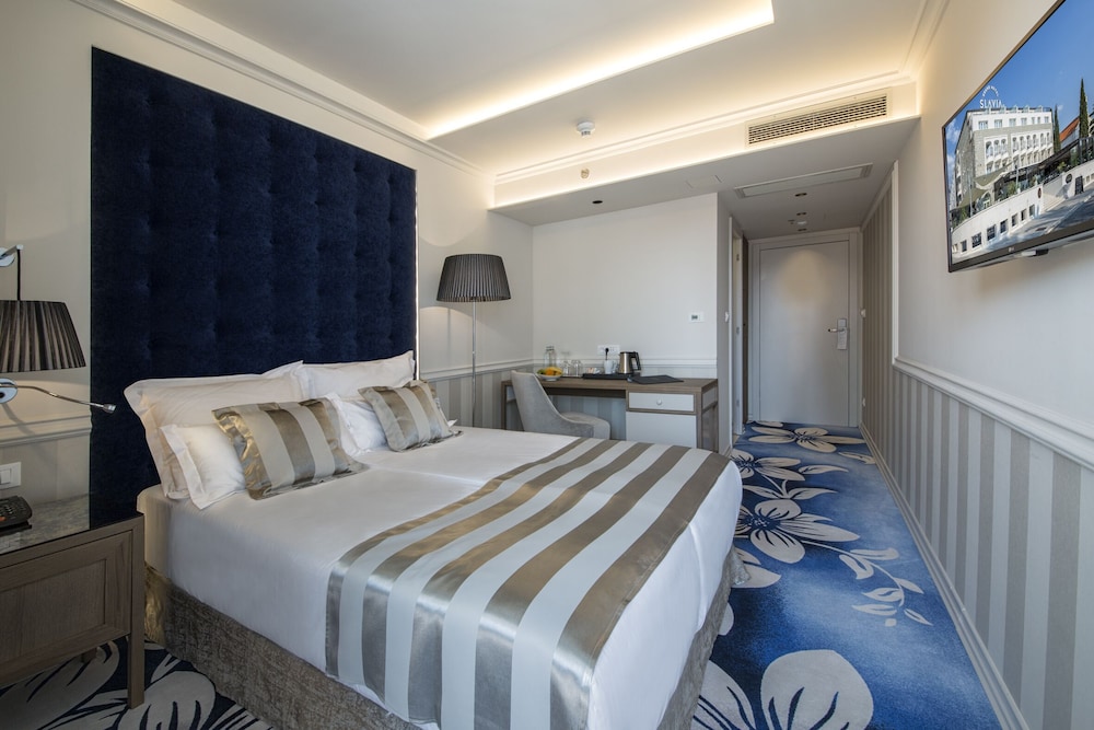 Grand Hotel Slavia — Hotel rooms in Baška Voda, Split-Dalmatia