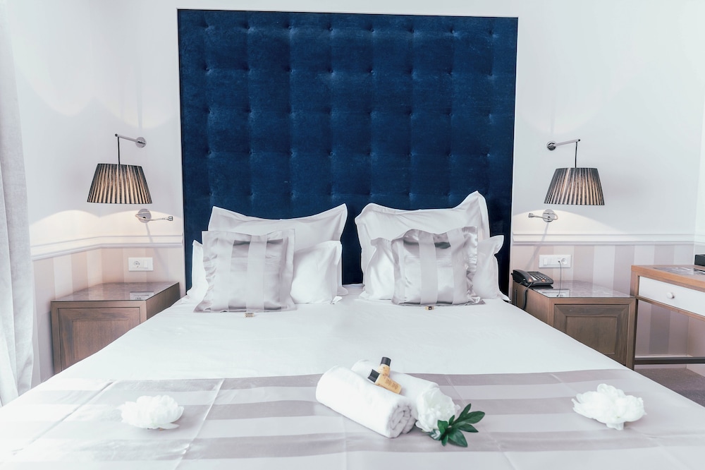 Grand Hotel Slavia — Hotel rooms in Baška Voda, Split-Dalmatia
