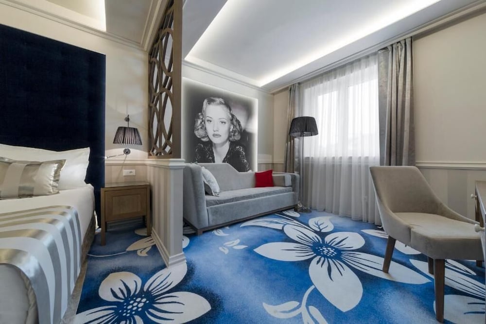 Grand Hotel Slavia — Hotel rooms in Baška Voda, Split-Dalmatia
