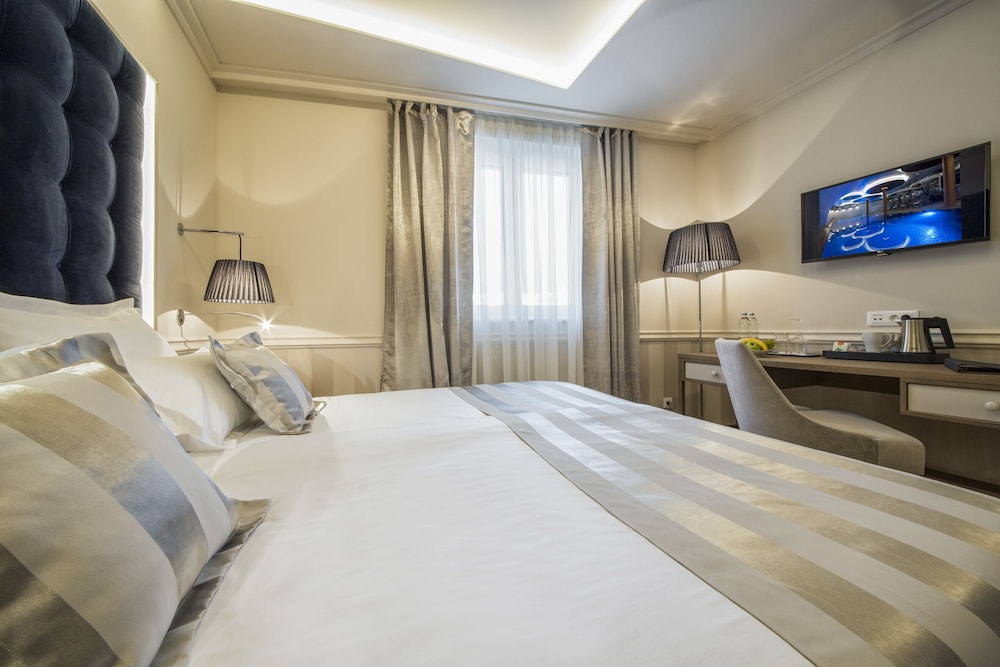 Grand Hotel Slavia — Hotel rooms in Baška Voda, Split-Dalmatia