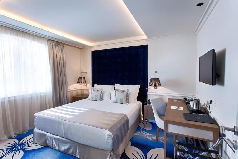 Grand Hotel Slavia — Hotel rooms in Baška Voda, Split-Dalmatia