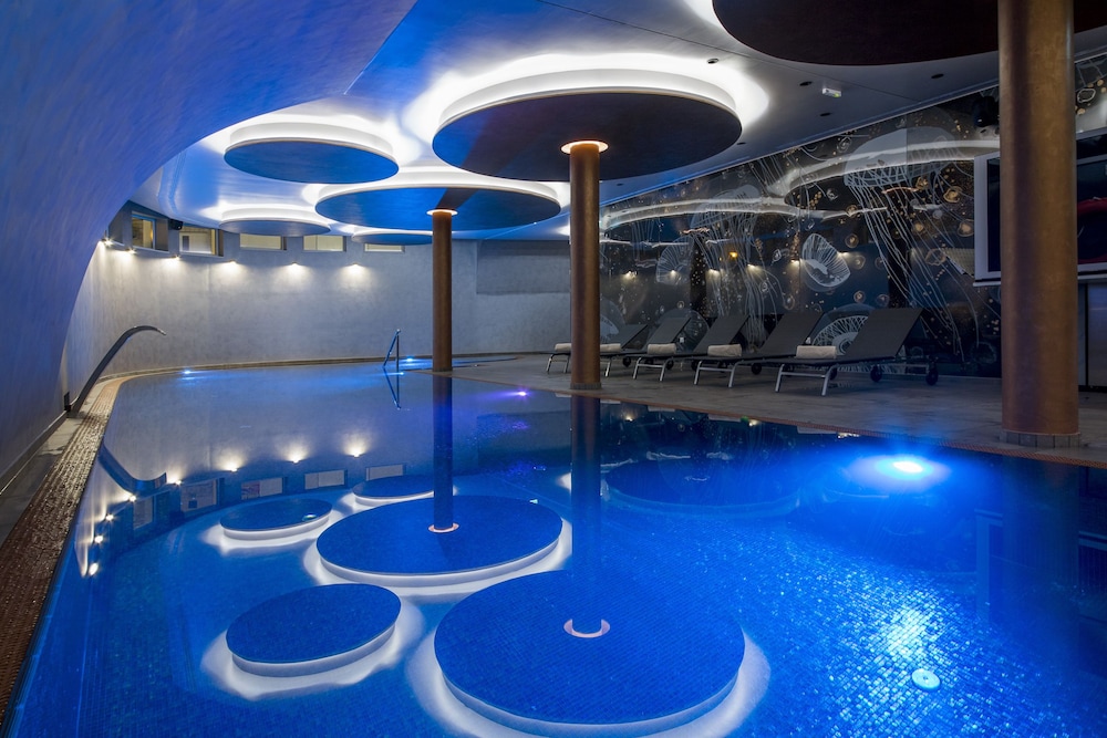 Grand Hotel Slavia — Swimming pool in Baška Voda, Split-Dalmatia
