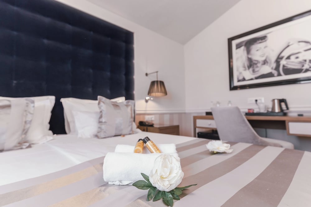 Grand Hotel Slavia — Hotel rooms in Baška Voda, Split-Dalmatia