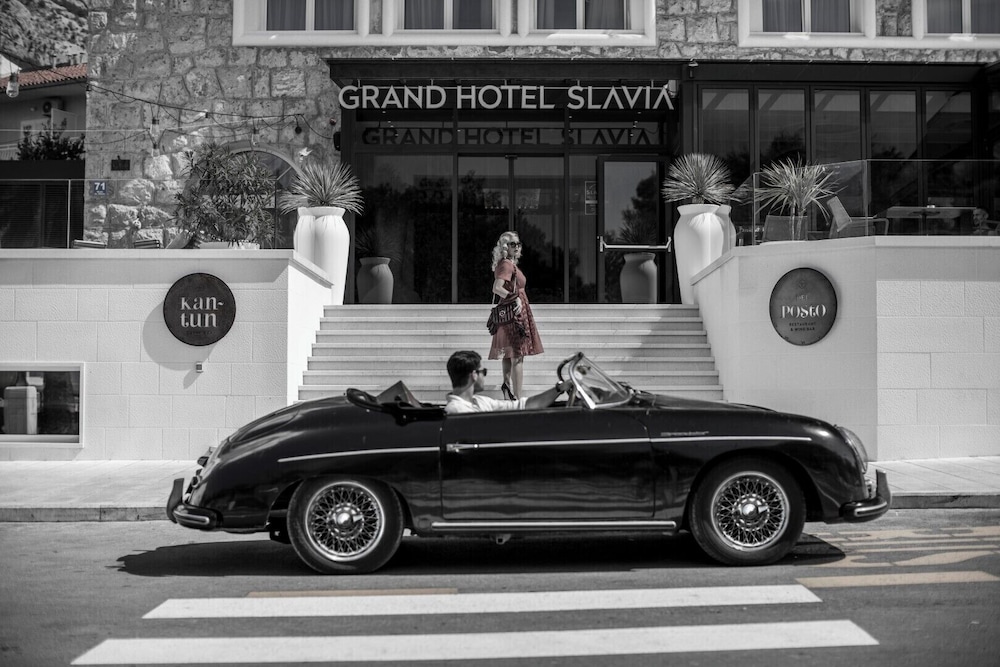 Grand Hotel Slavia — Hotel building in Baška Voda, Split-Dalmatia