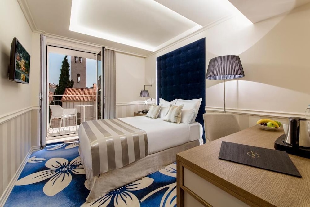 Grand Hotel Slavia — Hotel rooms in Baška Voda, Split-Dalmatia